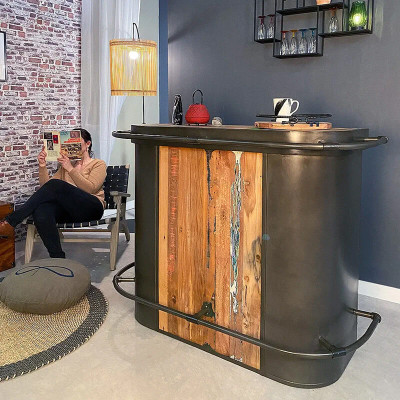 Comptoir Bar industriel arrondi Urban – métal et bois de bateau recyclé - en ambiance